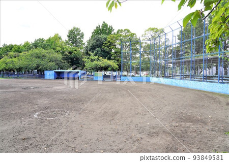 無人棒球場中的擊球手箱、背網和長凳 93849581