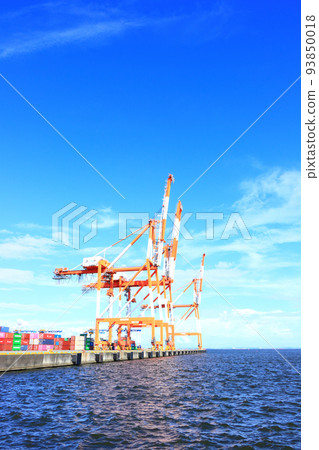 Scenery of the gantry crane standing in Yokkaichi Port in Yokkaichi 93850018