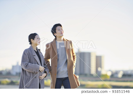 A couple in a coat 93851546