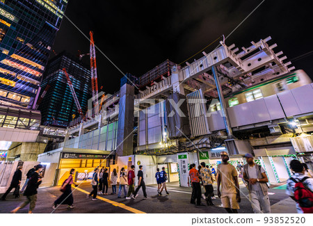 Tokyo cityscape in Japan 6 weeks, the world's largest No restrictions on movement ... Still more than 120,000 in Japan ... Many people in front of Shibuya station ... = September 3 93852520