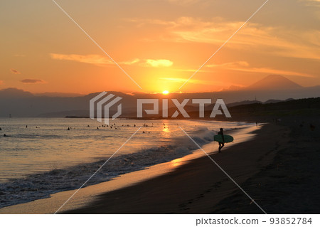 Fuji [October] with surfers heading home on the Chigasaki coast in autumn in Kanagawa Prefecture and the setting sun 93852784
