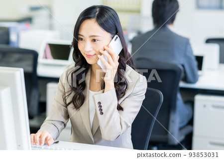 在辦公室打電話的女商人 93853031