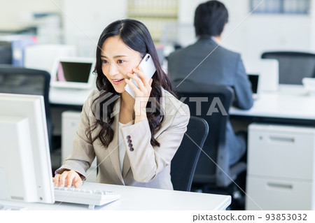 Business woman calling in the office 93853032