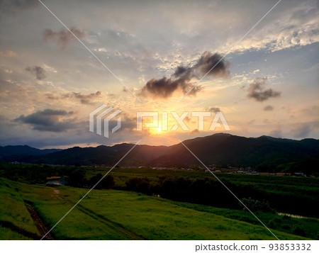 The sunset seen from the bank of the Iinashi River in Yasugi City, Shimane Prefecture [August] 93853332