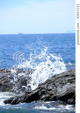 海浪濺在礁石上 93853333