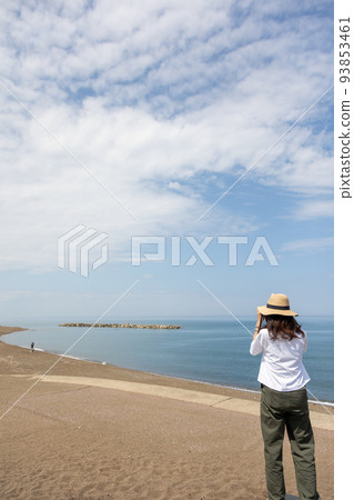 Seaside scenery and straw hat woman Seaside scenery and straw hat woman 93853461