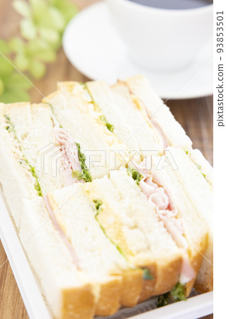 麵包店的美味混合三明治和咖啡 麵包店的美味混合三明治和咖啡 93853501