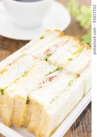 麵包店的美味混合三明治和咖啡 麵包店的美味混合三明治和咖啡 93853502