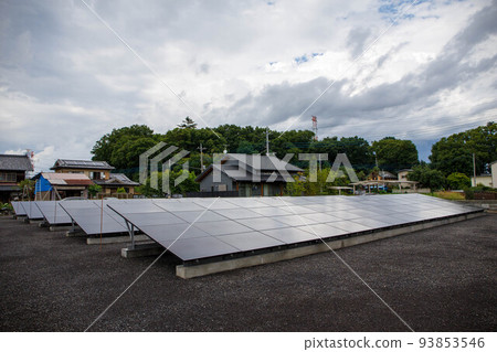 開始太陽能發電的太陽能電池板 93853546