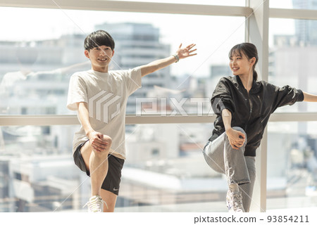 一名男子在教練指導下做伸展運動 93854211