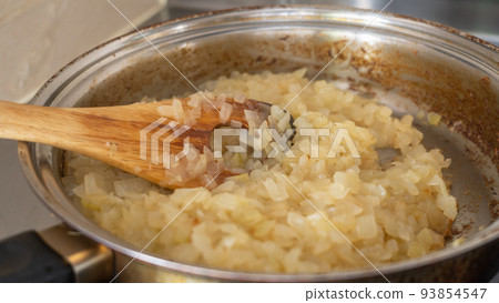 Stir-fry onions｜Make caramelized onions 93854547