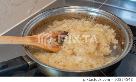 Stir-fry onions｜Make caramelized onions 93854548
