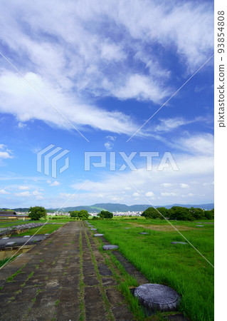 夏末時，奈良平城京遺跡，第二大極殿，若草山方向 93854808