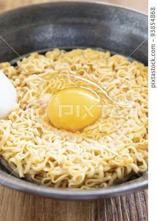 美味的方便麵配上生雞蛋 93854868