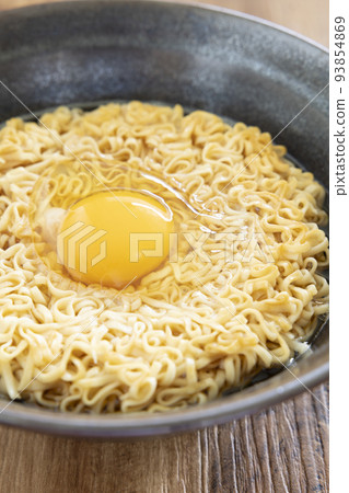 美味的方便麵配上生雞蛋 93854869