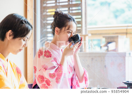 A woman who eats at a hot spring inn, a girls' trip 93854904