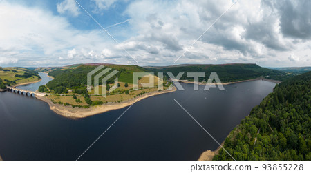 Panoramic aerial view over Ladybower Reservoir in the Peak District 93855228