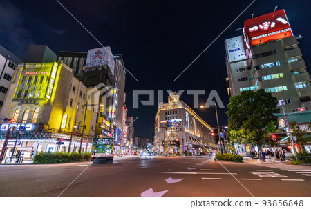 日本東京的城市景觀 燈火通明的淺草站的景色。即使在晚上也有很多遊客……= 9 月 3 日 93856848