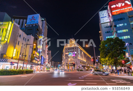 日本東京的城市景觀 燈火通明的淺草站的景色。即使在晚上也有很多遊客……= 9 月 3 日 日本東京的城市景觀 燈火通明的淺草站的景色。即使在晚上也有很多遊客……= 9 月 3 日 93856849