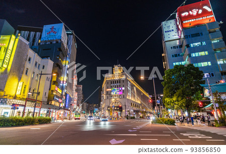 日本東京的城市景觀 燈火通明的淺草站的景色。即使在晚上也有很多遊客……= 9 月 3 日 日本東京的城市景觀 燈火通明的淺草站的景色。即使在晚上也有很多遊客……= 9 月 3 日 93856850