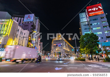 日本東京的城市景觀 燈火通明的淺草站的景色。即使在晚上也有很多遊客……= 9 月 3 日 93856853
