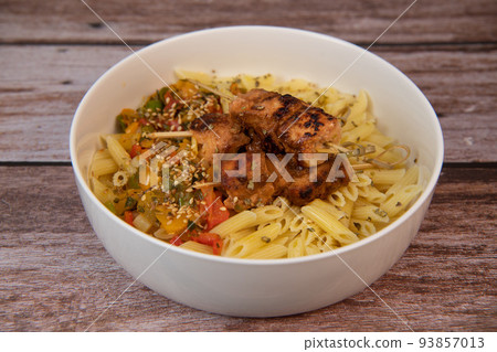 Recipe for chicken shish taouk brochettes with pasta and vegetables 93857013