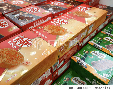 JOHOR, MALAYSIA - MARCH 5, 2022: Ice cream sticks packed in bulk in boxes and stored in the freezer. Displayed for sale in supermarkets. Has a price tag. 93858133