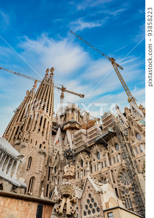 西班牙巴塞羅那聖家堂閃耀在藍天 93858223
