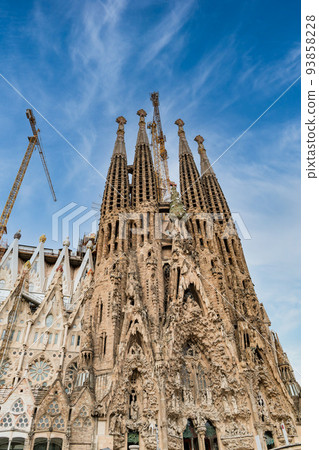 西班牙巴塞羅那聖家堂閃耀在藍天 93858228
