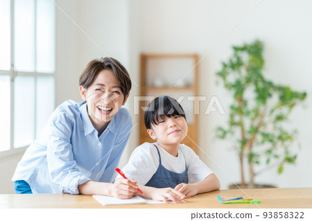 Parents and children studying in the living room Parents and children studying in the living room 93858322