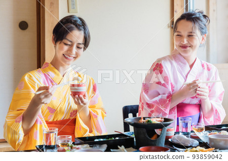 A woman who eats at a hot spring inn, a girls' trip 93859042