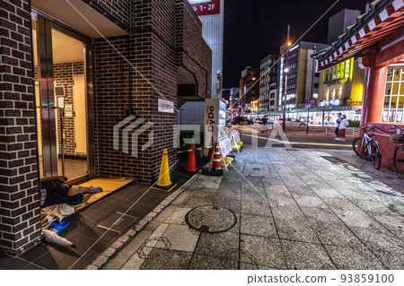 日本東京城市景觀電暈沉船...從銀座線淺草站(入口)的前面看淺草的街道夜間 = 9 月 3 日 日本東京城市景觀電暈沉船...從銀座線淺草站(入口)的前面看淺草的街道夜間 = 9 月 3 日 93859100