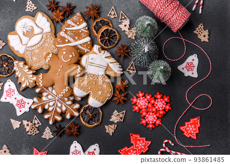 Delicious gingerbread cookies with honey, ginger and cinnamon. Winter composition Delicious gingerbread cookies with honey, ginger and cinnamon. Winter composition 93861485