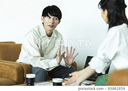 Young men and women having a work meeting in a cafe 93862859