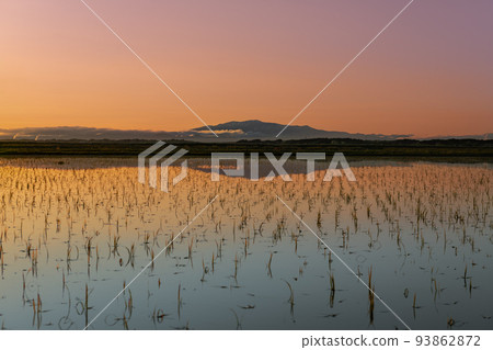 Spring rural scenery of Mt. Kurikoma and water mirror at sunset 93862872