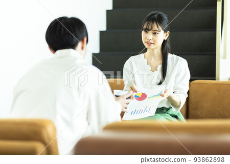 Young men and women having a work meeting in a cafe 93862898