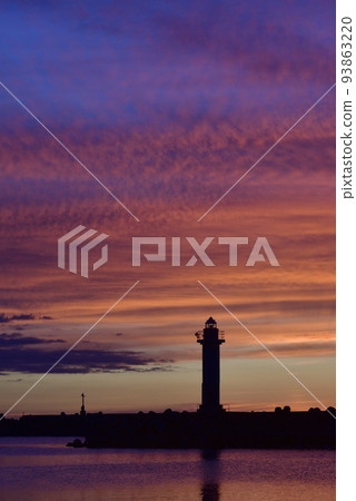 Shoot the scenery of the sunset and lighthouse at Otobe fishing port in Otobe-cho, Hokkaido in early autumn Shoot the scenery of the sunset and lighthouse at Otobe fishing port in Otobe-cho, Hokkaido in early autumn 93863220