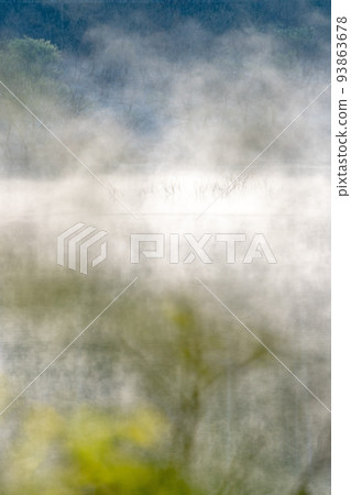 Background material Lakeside morning fog 93863678