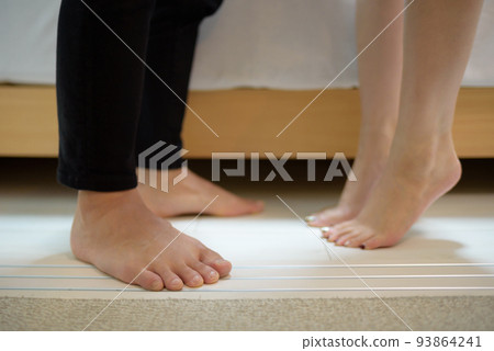一對夫婦站在床上擁抱和親吻日本亞洲人的腳圖像 一對夫婦站在床上擁抱和親吻日本亞洲人的腳圖像 93864241