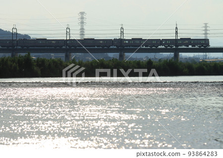 夕陽照耀下穿越多摩川的京王 7000 系列列車_2022 年 8 月 9 日拍攝 93864283
