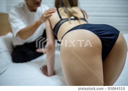 一對夫婦在床上擁抱日本亞洲人 93864310