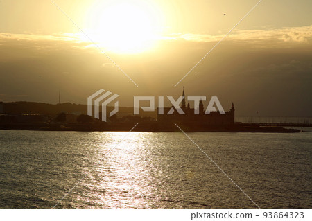 從船上遠眺赫爾西諾海岸的克倫堡城堡 93864323