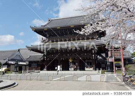 京都市下京區禦戶門春天的東本願寺 93864596