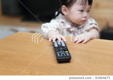 1歲小女孩在玩電視遙控器 1歲小女孩在玩電視遙控器 93864675
