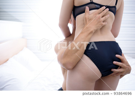 一對夫婦在床上穿著內衣互相擁抱 日本亞洲人 93864696
