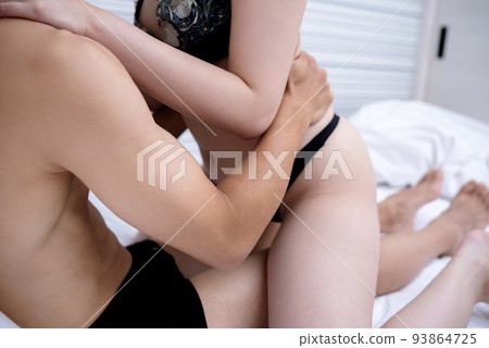 一對夫婦在床上穿著內衣互相擁抱 日本亞洲人 一對夫婦在床上穿著內衣互相擁抱 日本亞洲人 93864725