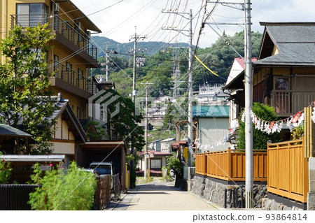 Scenery of a hot spring town in Shimosuwa-cho, Shimosuwa-gun, Nagano Prefecture 93864814