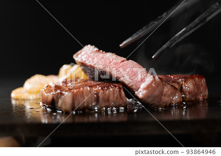 delicious beef steak 93864946