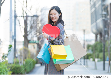 一個女人抱著許多購物袋 93865637