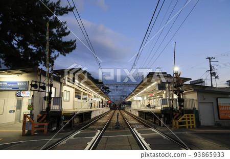 Kurakuenguchi platform at dusk Kurakuenguchi platform at dusk 93865933